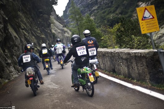 Red Bull Alpenbrevet. Настоящий фан - в мопеде