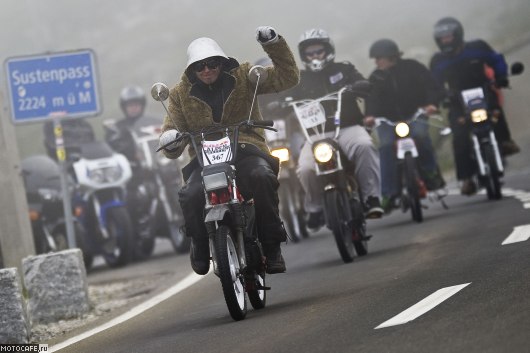 Red Bull Alpenbrevet. Настоящий фан - в мопеде