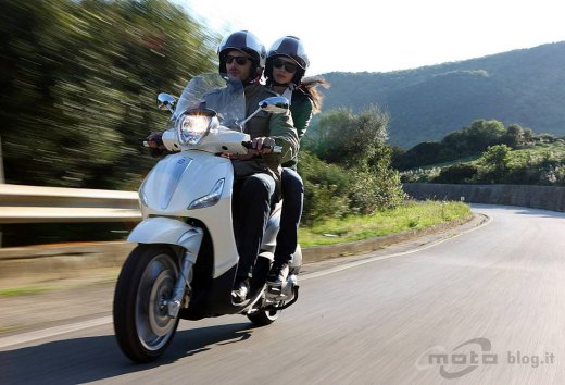 Обзор Piaggio Beverly 125ie и 300ie 2010 модельного года