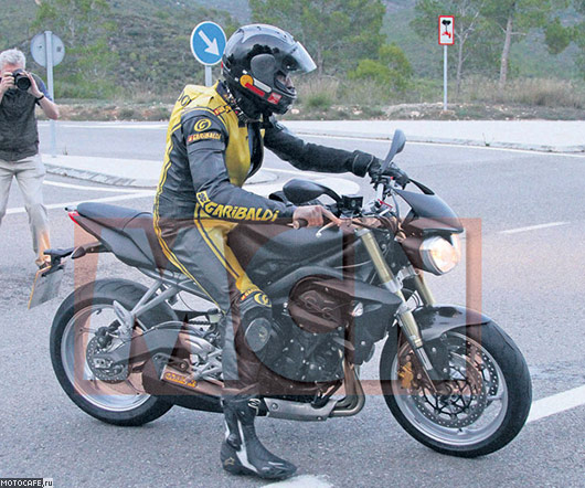 Замечен новый Triumph Street Triple – о боги, эти глаза…